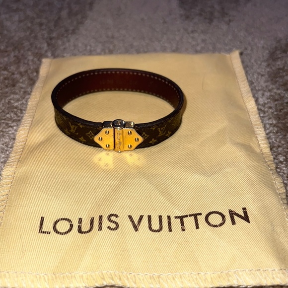Louis Vuitton
Nanogram leather bracelet - Picture 1 of 11